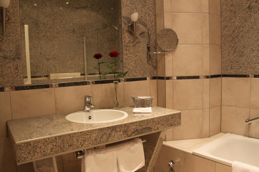 Hotel Rheinischer Hof Еркеленц Стая снимка